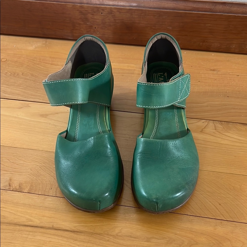 NWOT Spring Step L'ARTISTE Turquoise Leather Gloss Mary Jane Clogs, Velcro Strap